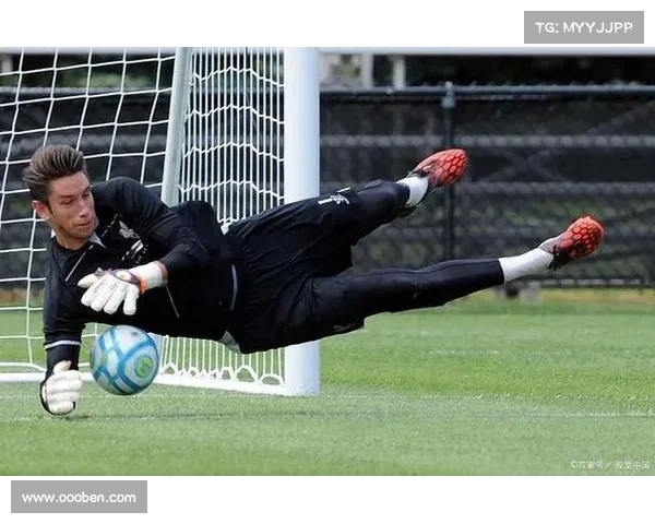 远射破门绝妙技：精准弧线撕开防线攻破球门